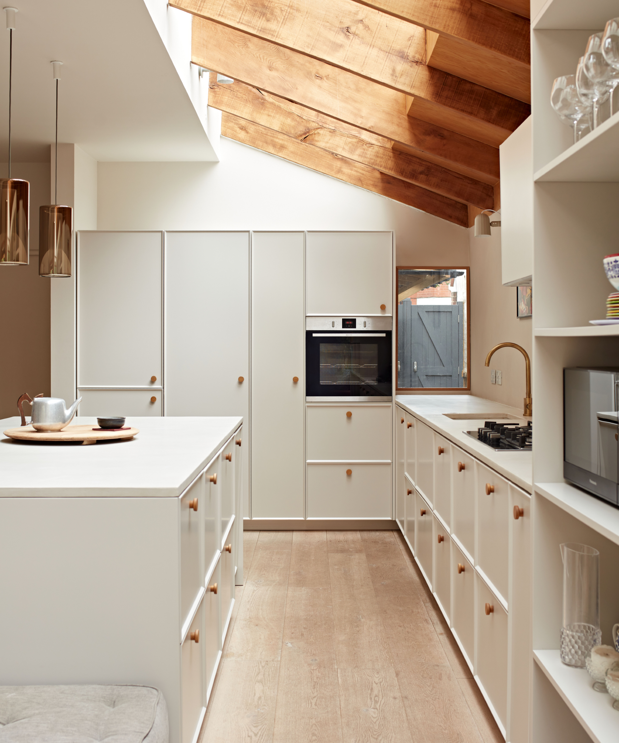 The influence of minimalism on the choice of multifunctional furniture for organized spaces