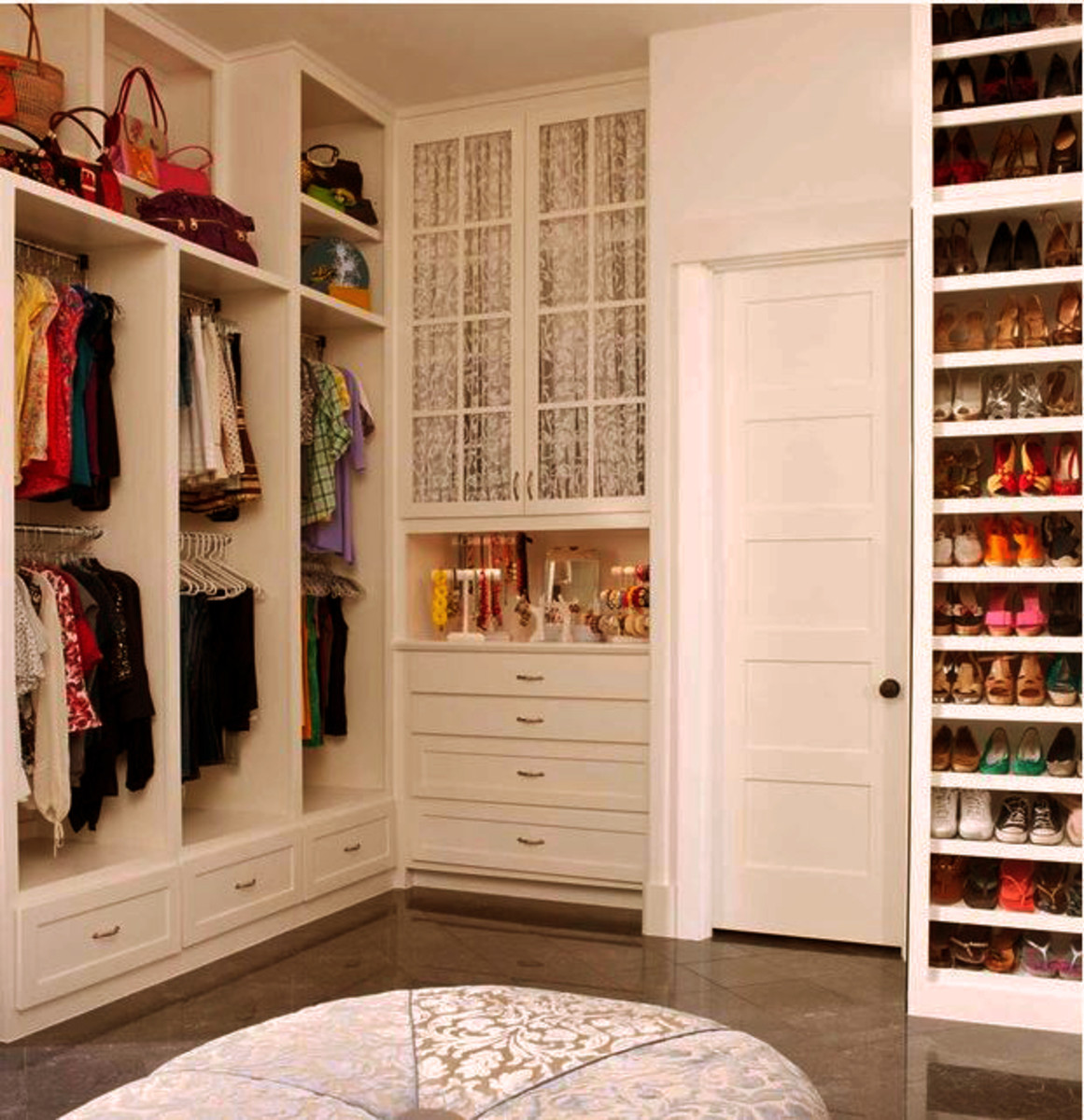 Tips for Decluttering Your Wardrobe: Creating a Functional and Stylish Closet